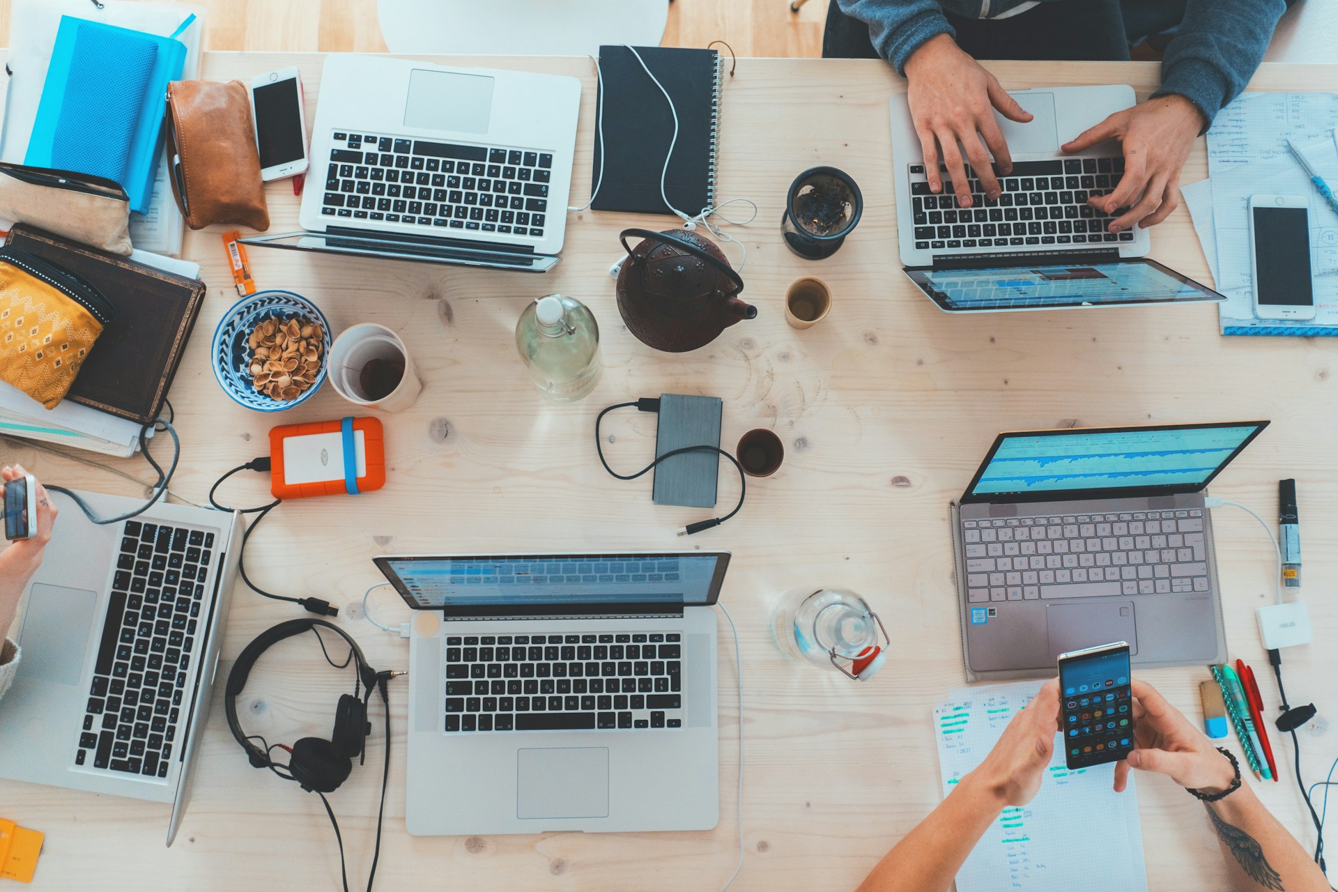 Many laptop computers on the same table